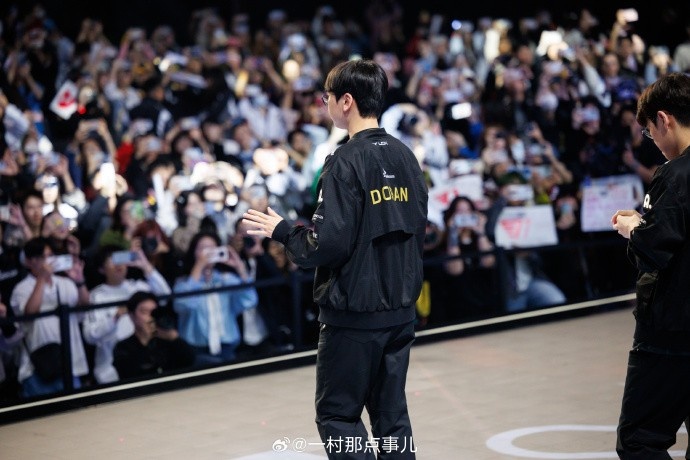 摄影师一村分享返图：Faker胜利后开心的笑了