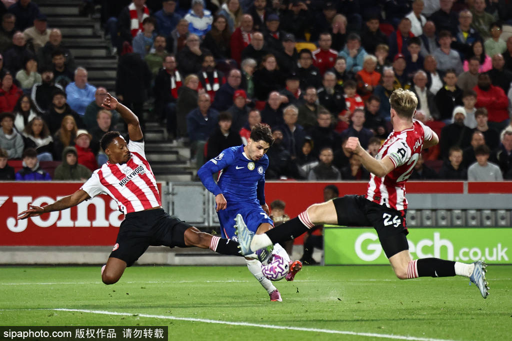 梅西与C罗：两个时代的对决，谁才是足球历史的绝对王者？